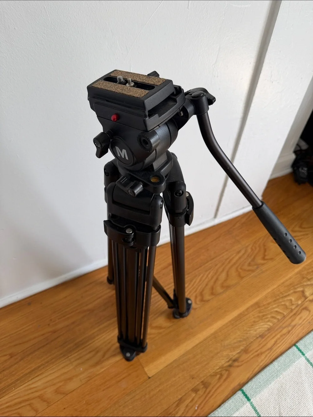 Magnus VT-4000 Tripod System with Fluid Head